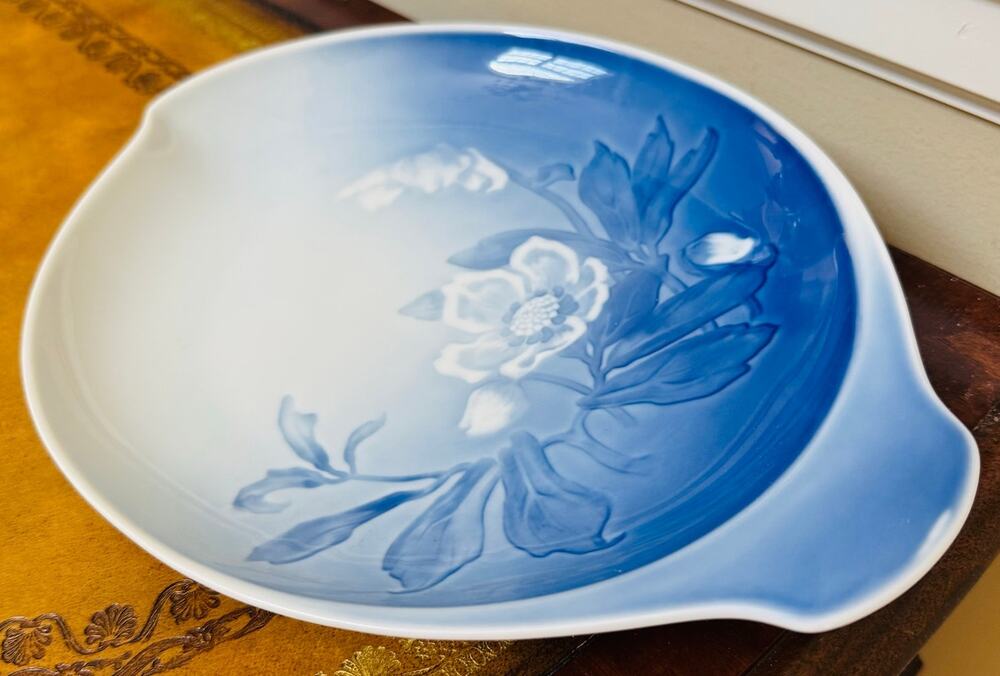 VTG BING & GRONDAHL Denmark Christmas Rose Handled Leaf Blue Serving Platter 357